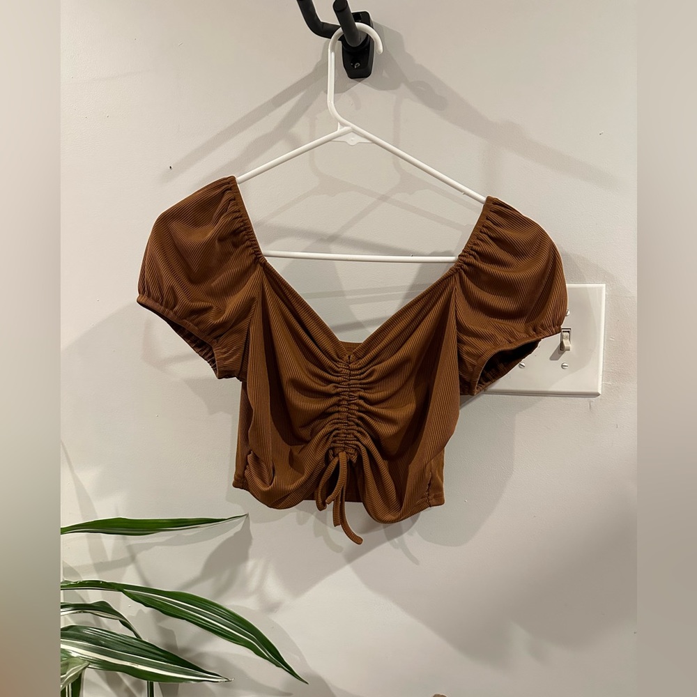 Brown crop top, so cute!